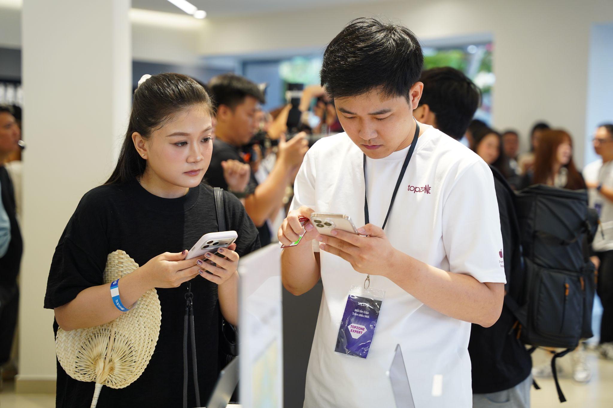 Ngày hội Apple Fan: TopZone giao sớm iPhone 18 Pro, hàng chục ngàn khách hàng háo hức nhận máy - 5