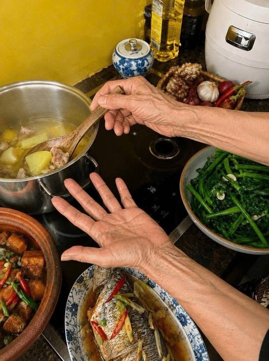 Đôi tay mẹ vun vén mâm cơm yêu thương: “Đôi điều đôi tay chưa kể” - 1