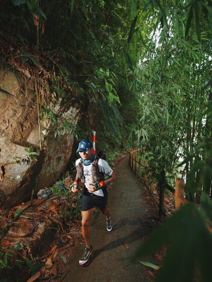Hàng ngàn VĐV "tuột dây, trượt bùn" xuyên đêm ở marathon khắc nghiệt nhất Việt Nam - 3