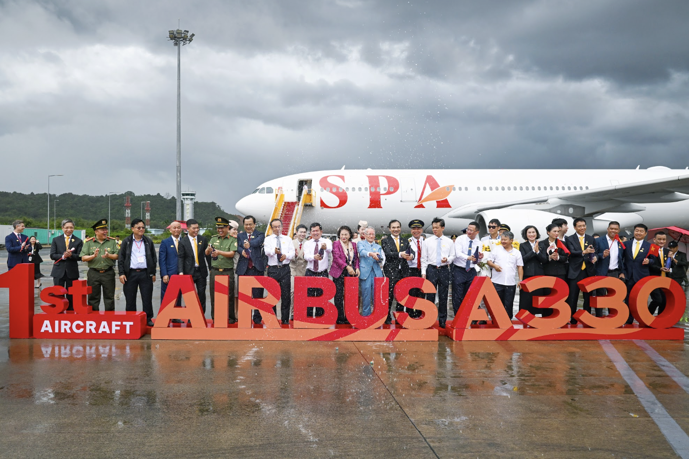 Cận cảnh tàu thân rộng A330 đầu tiên của Sun PhuQuoc Airways vừa đáp sân bay Phú Quốc - 5