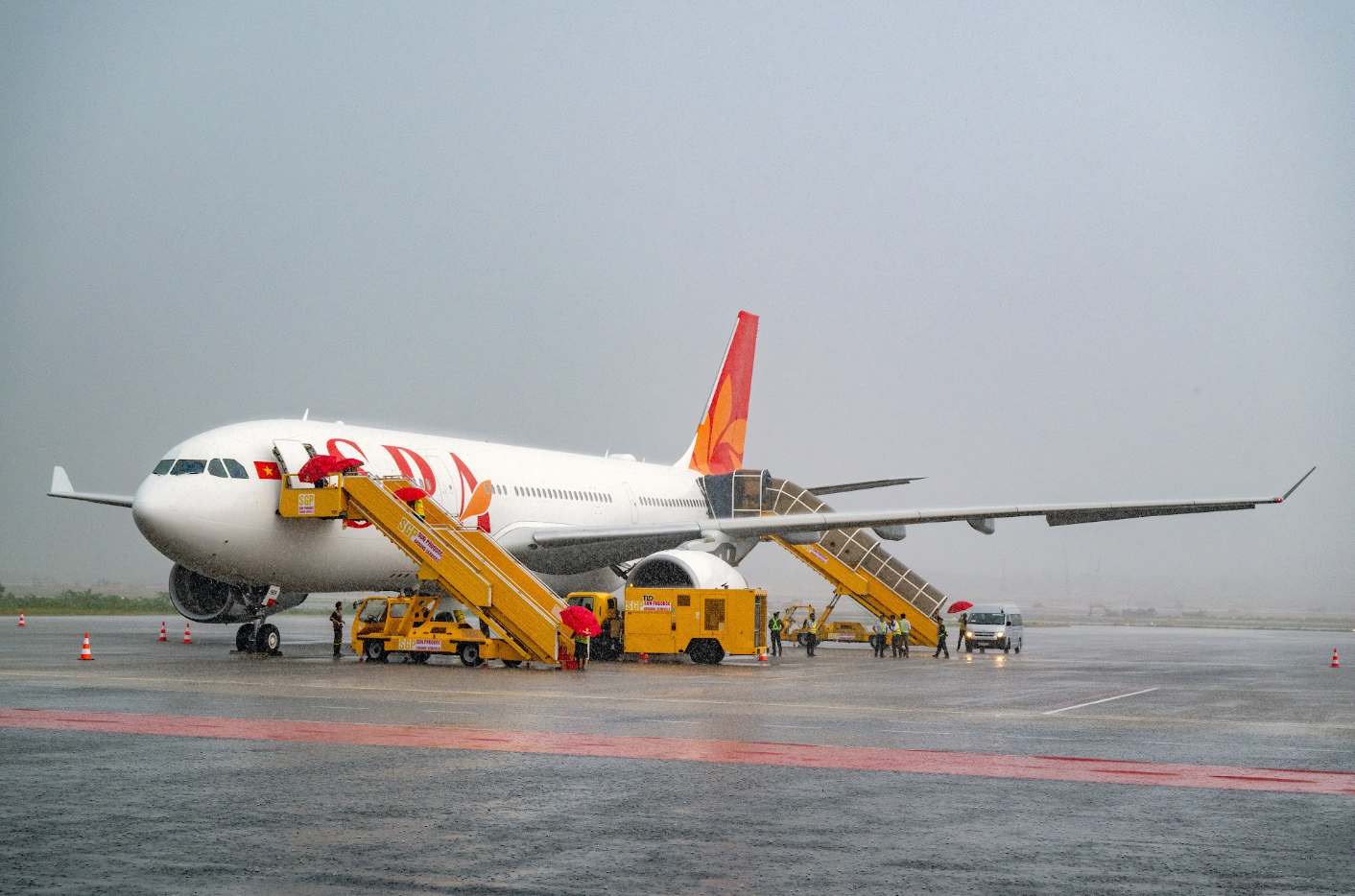 Cận cảnh tàu thân rộng A330 đầu tiên của Sun PhuQuoc Airways vừa đáp sân bay Phú Quốc - 3
