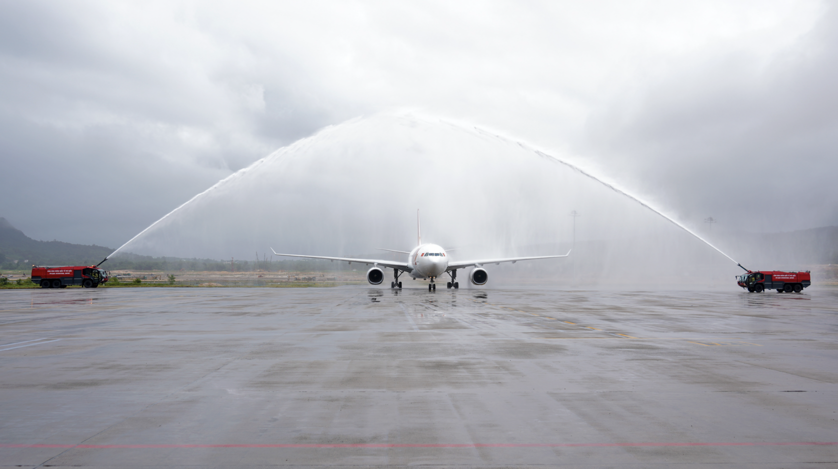 Cận cảnh tàu thân rộng A330 đầu tiên của Sun PhuQuoc Airways vừa đáp sân bay Phú Quốc - 2