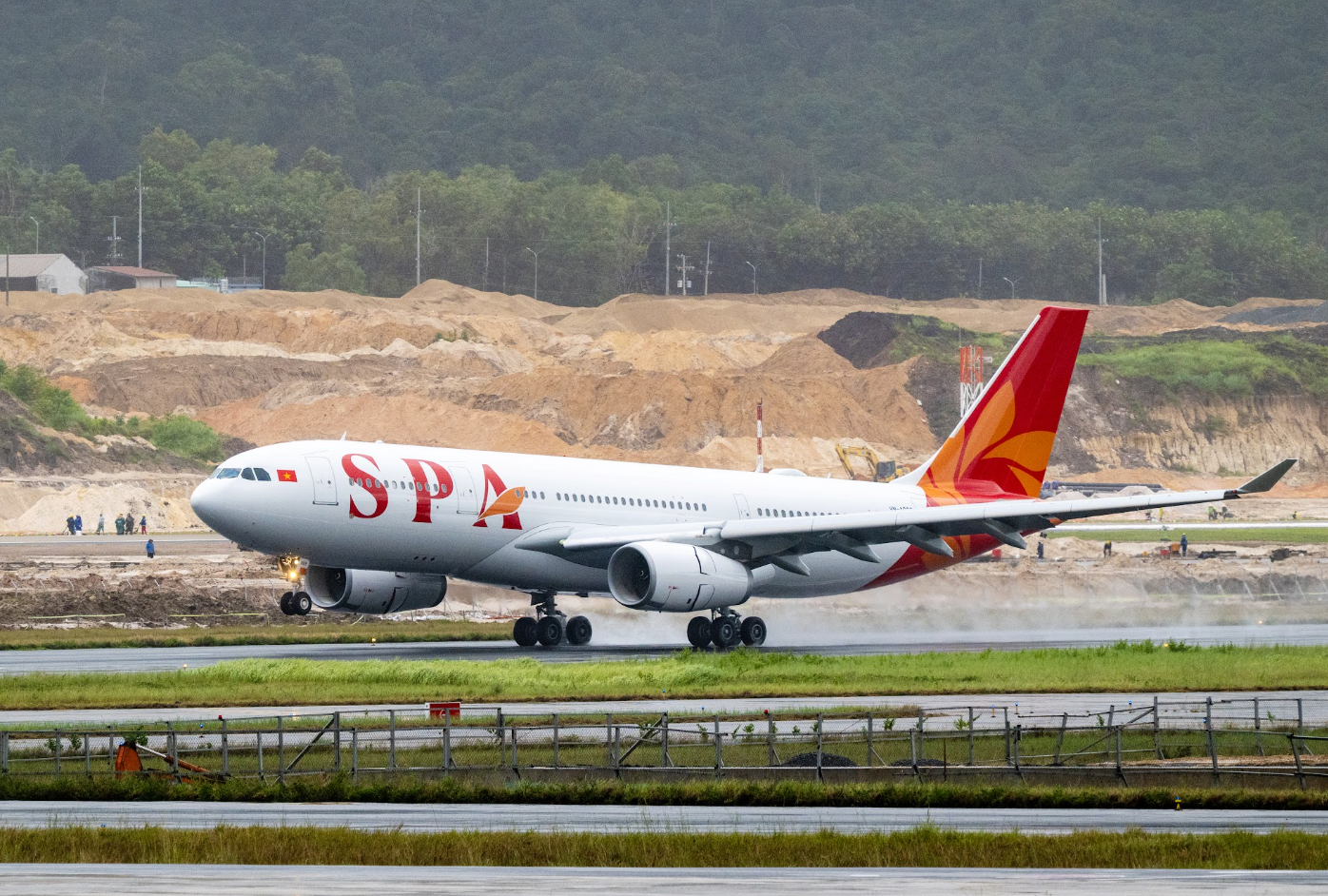 Cận cảnh tàu thân rộng A330 đầu tiên của Sun PhuQuoc Airways vừa đáp sân bay Phú Quốc - 1
