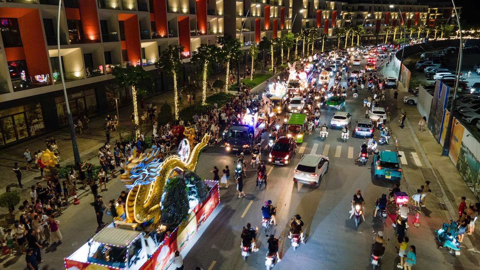 Biển người đổ về Bãi Cháy xem đoàn 69 xe rước đèn Trung thu - 2