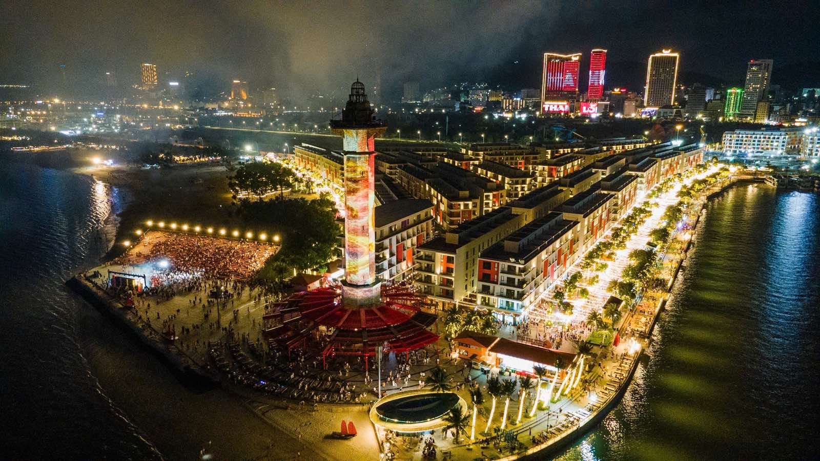 Biển người đổ về Bãi Cháy xem đoàn 69 xe rước đèn Trung thu - 8