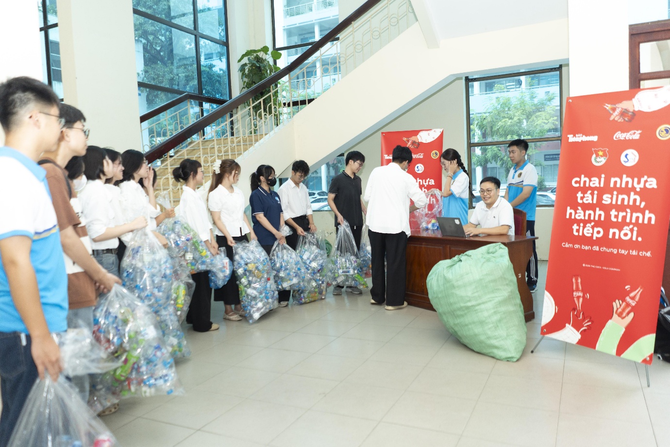 Coca-Cola tiếp tục triển khai mô hình thu gom tại Hà Nội và Tp. Hồ Chí Minh năm thứ 4 liên tiếp - 3