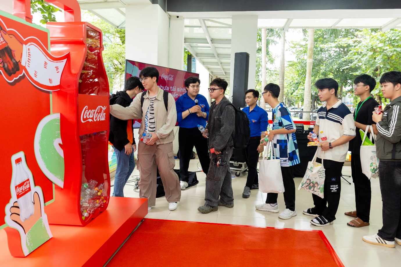 Coca-Cola tiếp tục triển khai mô hình thu gom tại Hà Nội và Tp. Hồ Chí Minh năm thứ 4 liên tiếp - 1