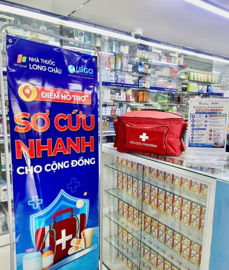 Té ngã, chảy máu, va chạm giữa trời mưa: Đội ngũ y tế Long Châu sẵn sàng hỗ trợ sơ cấp cứu người dân khi cần - 5