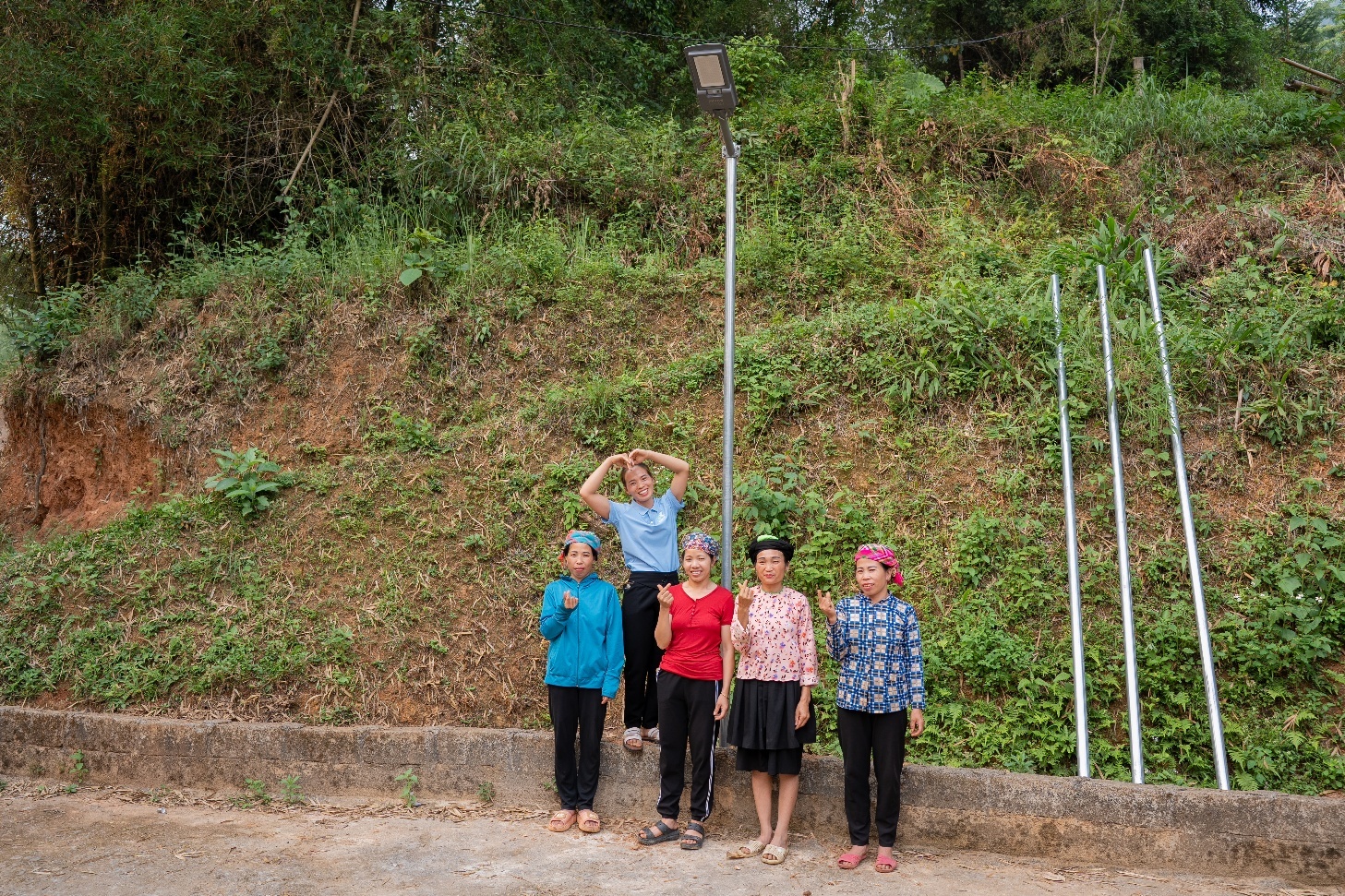 Hơn 18.000 người dân Tuyên Quang được tiếp cận không gian sống an toàn, thuận tiện hơn nhờ dự án chiếu sáng cộng đồng - 1