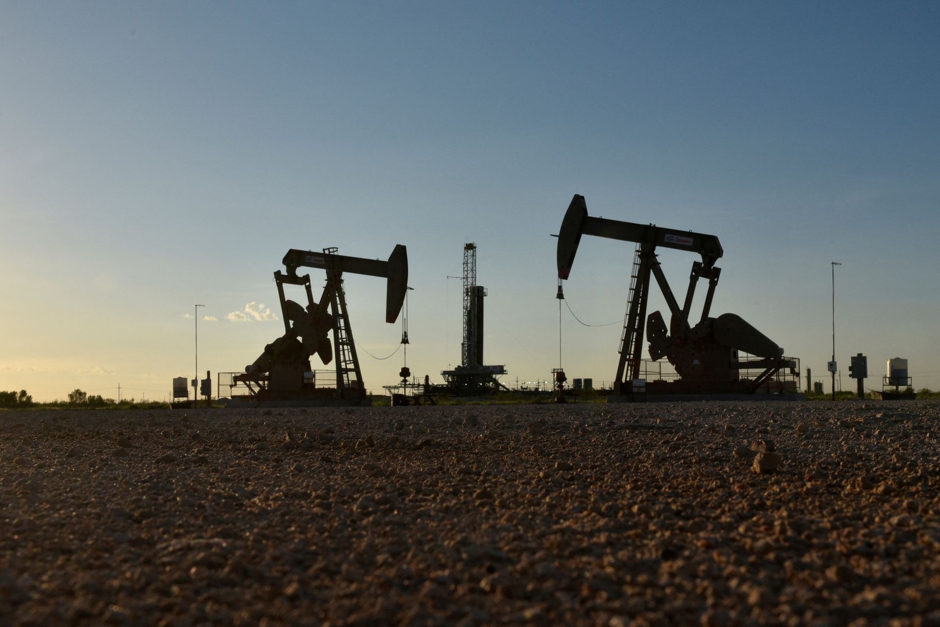 OPEC + cắt giảm sâu sản lượng dầu, Mỹ chỉ trích - 1