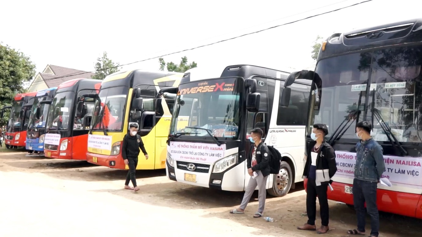 Ngỡ ngàng với bánh kem siêu to khổng lồ mà nhân viên dành tặng Tổng Giám đốc Mailisa - 3