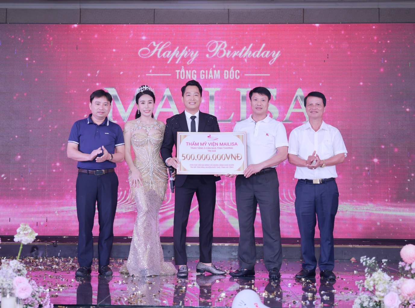 Ngỡ ngàng với bánh kem siêu to khổng lồ mà nhân viên dành tặng Tổng Giám đốc Mailisa - 5