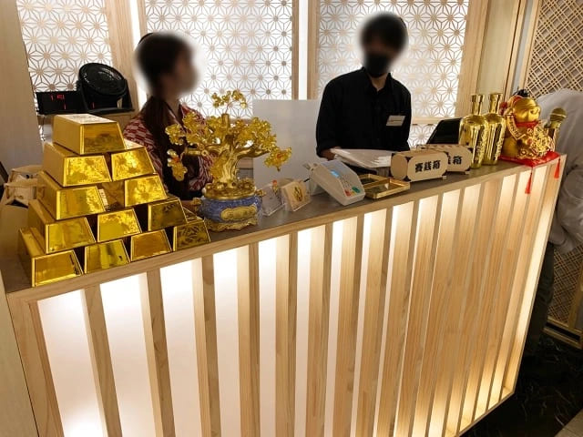 Trải nghiệm nhà hàng nhìn đâu cũng thấy vàng, toilet cũng làm bằng vàng - 1