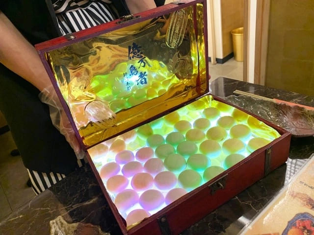 Trải nghiệm nhà hàng nhìn đâu cũng thấy vàng, toilet cũng làm bằng vàng - 3