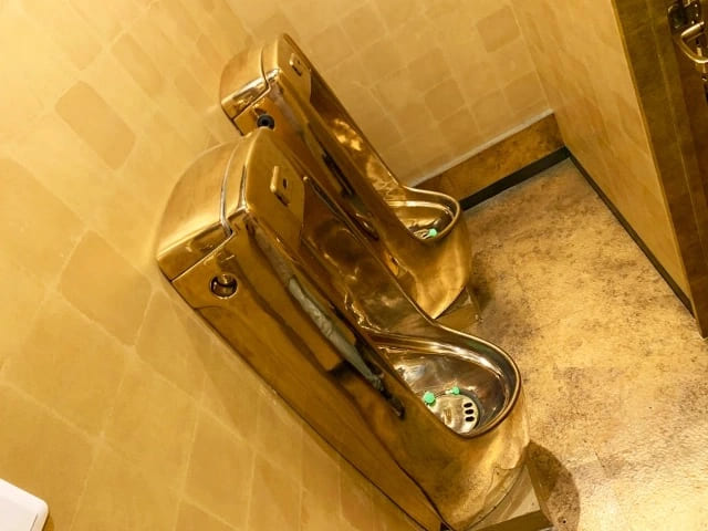 Trải nghiệm nhà hàng nhìn đâu cũng thấy vàng, toilet cũng làm bằng vàng - 4