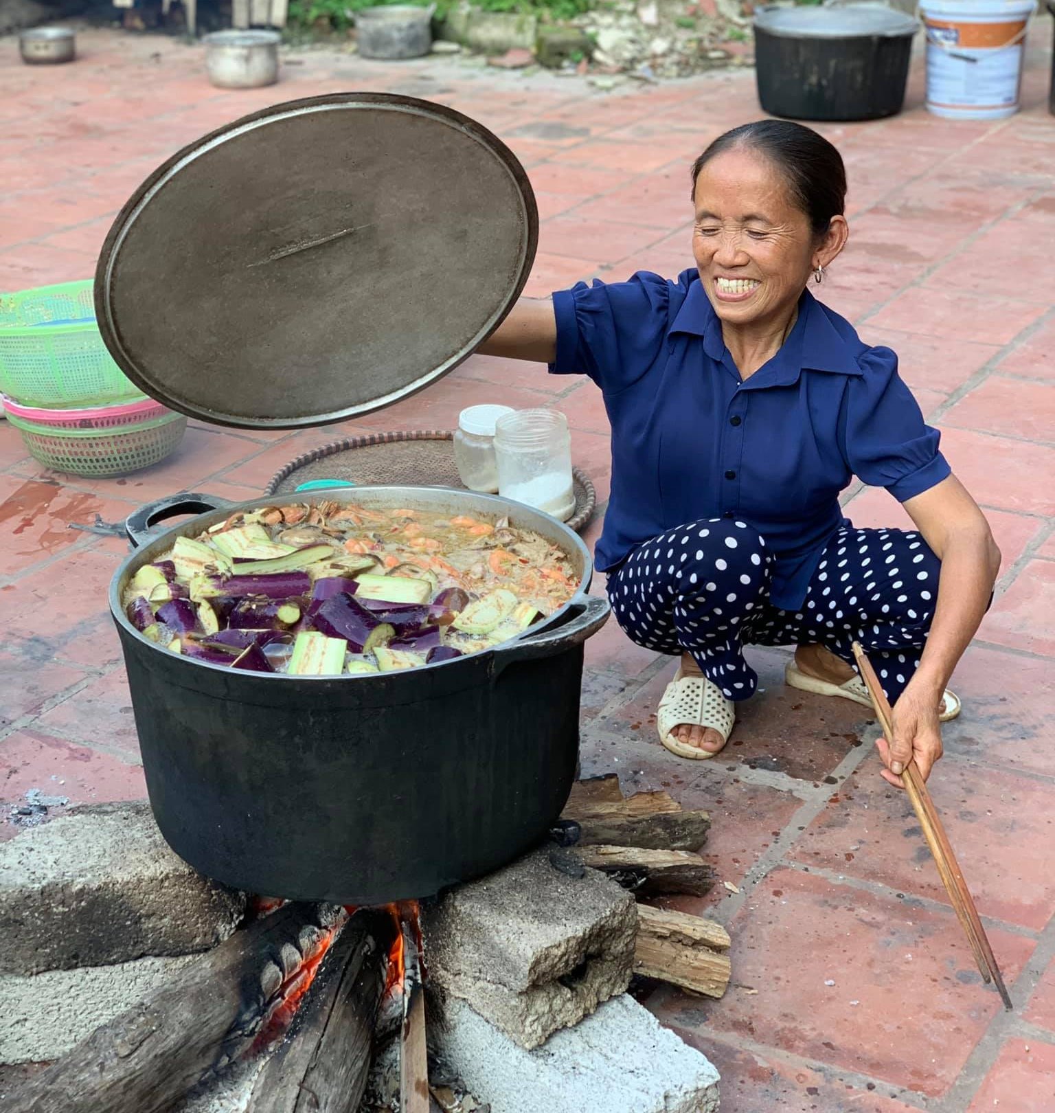 Bà Tân Vlog kiếm tiền tỷ sau tuyên bố "tiền làm YouTube chỉ ngang công đi xách vữa"? - 2