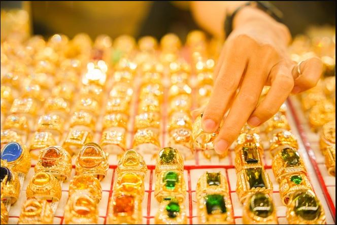 Giá vàng hôm nay 22/10: Đột ngột đổi chiều tăng bốc đầu - 1
