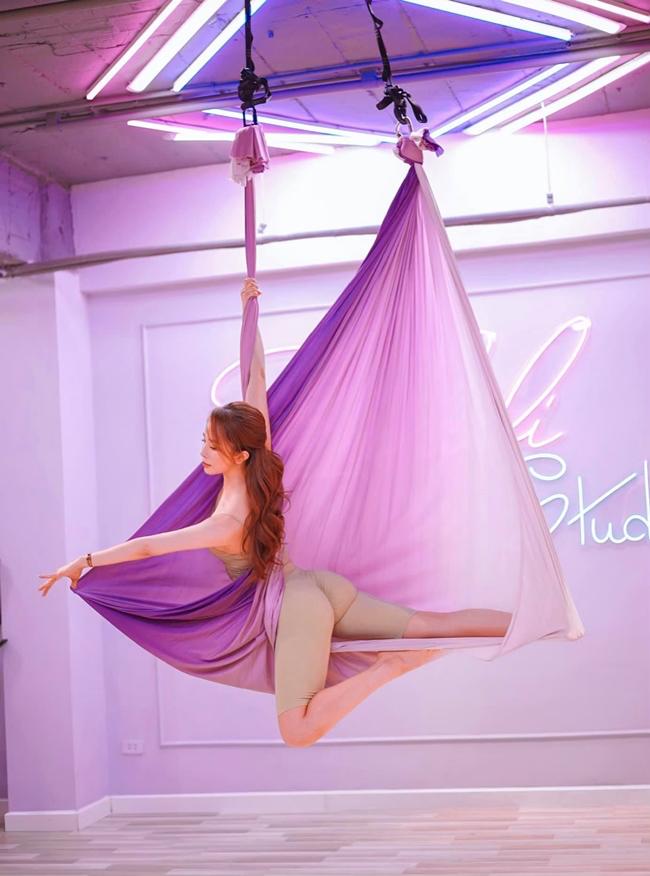 Ngừng đẩy tạ 240kg, “tú bà” Quỳnh Nga làm gì để có dáng nóng bỏng dù “đầu 3”? - 1