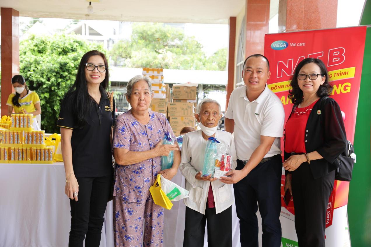 Mega We care và nhà thuốc An Khang tặng hàng trăm phần quà cho bà con nghèo Tiền Giang&#34; - 1