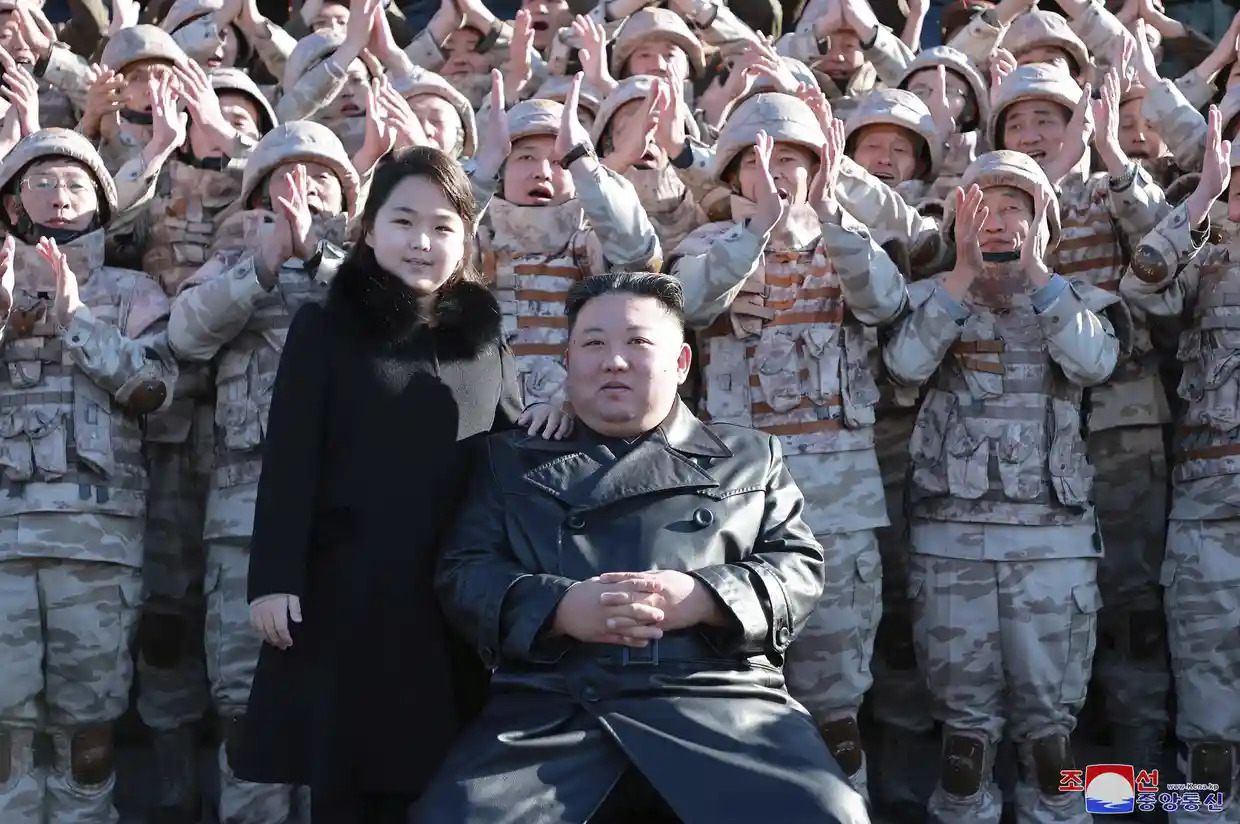 Con gái cưng tiếp tục xuất hiện trong động thái hiếm thấy của ông Kim Jong Un - 1
