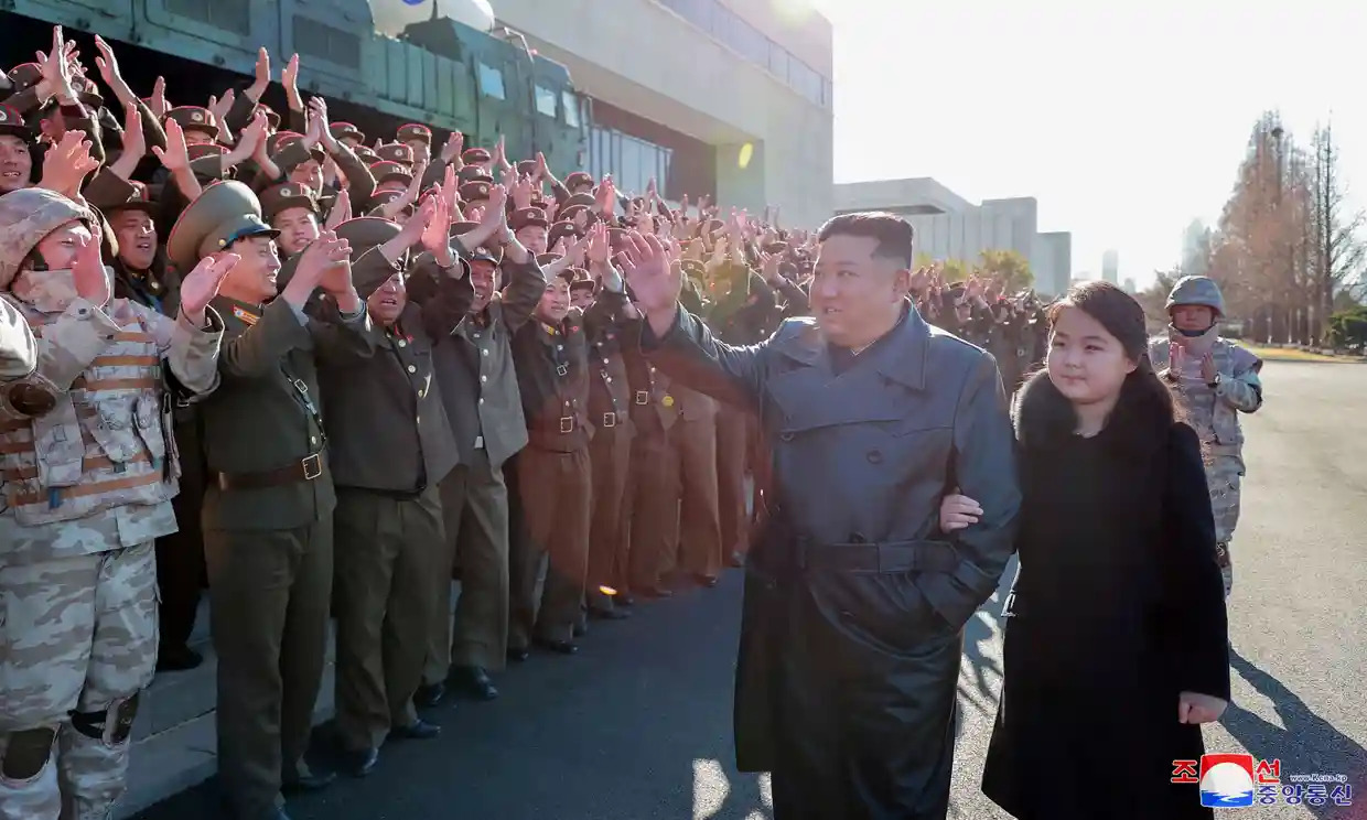 Con gái cưng tiếp tục xuất hiện trong động thái hiếm thấy của ông Kim Jong Un - 3