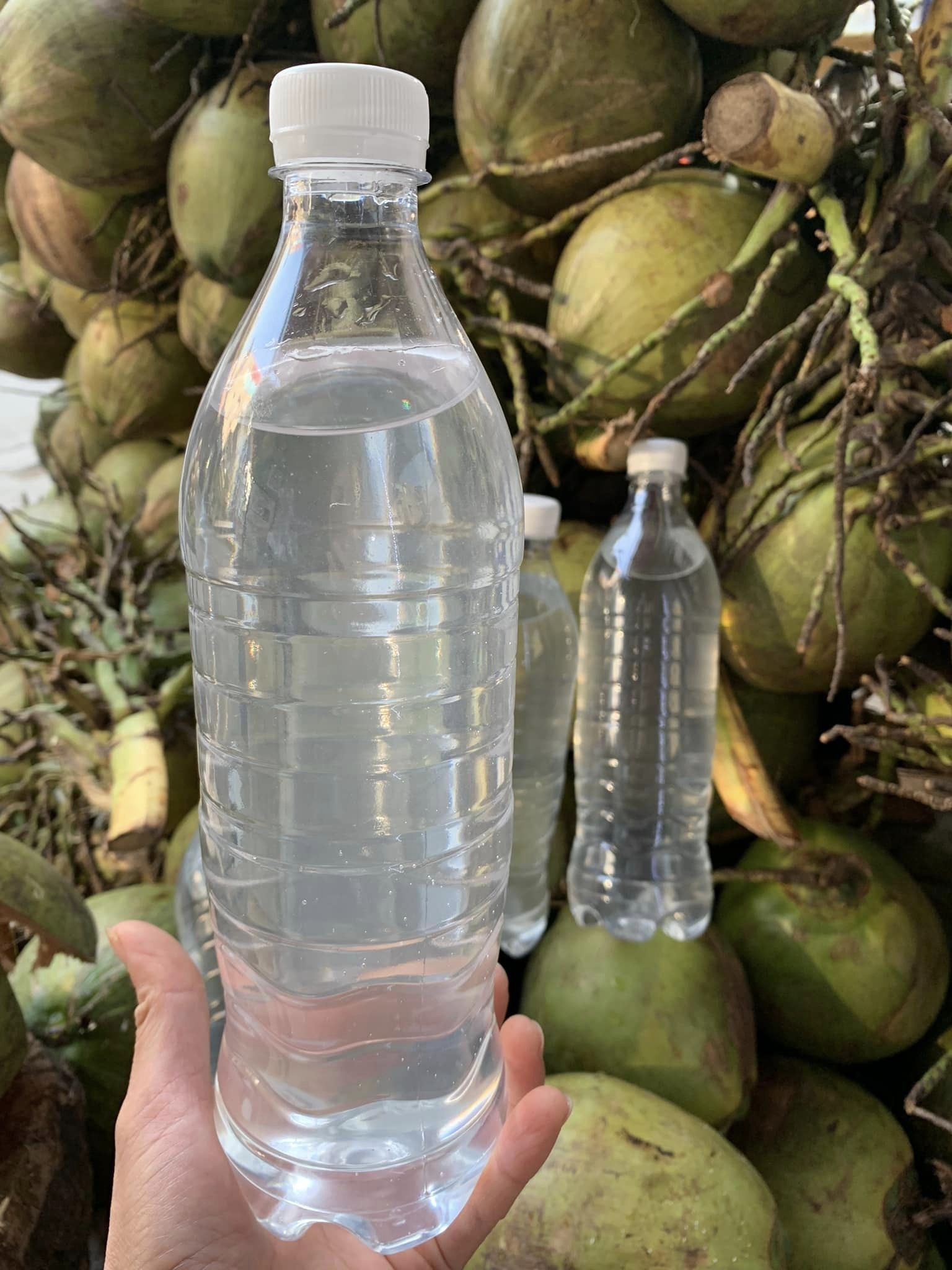 Loại nước giá rẻ bán đầy chợ, dân buôn ngày bán đến 300 lít - 1