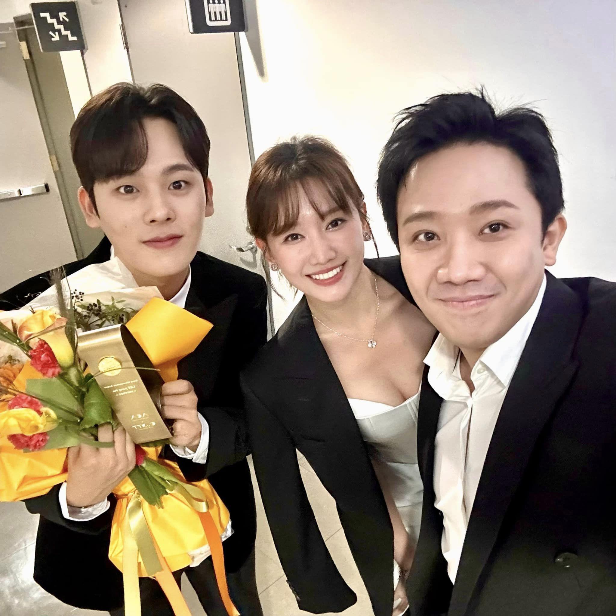 Vợ chồng Trấn Thành nhận giải tại Hàn Quốc, &#34;đọ sắc&#34; cùng ác nữ xinh đẹp nhất màn ảnh - 2