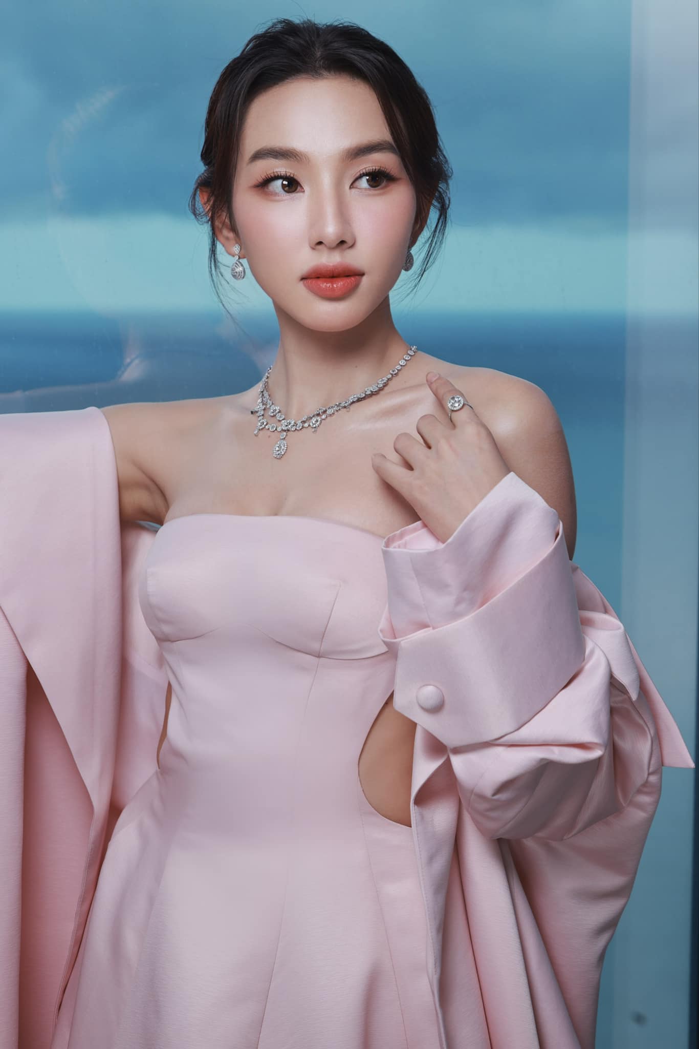 Vợ chồng Trấn Thành nhận giải tại Hàn Quốc, &#34;đọ sắc&#34; cùng ác nữ xinh đẹp nhất màn ảnh - 6