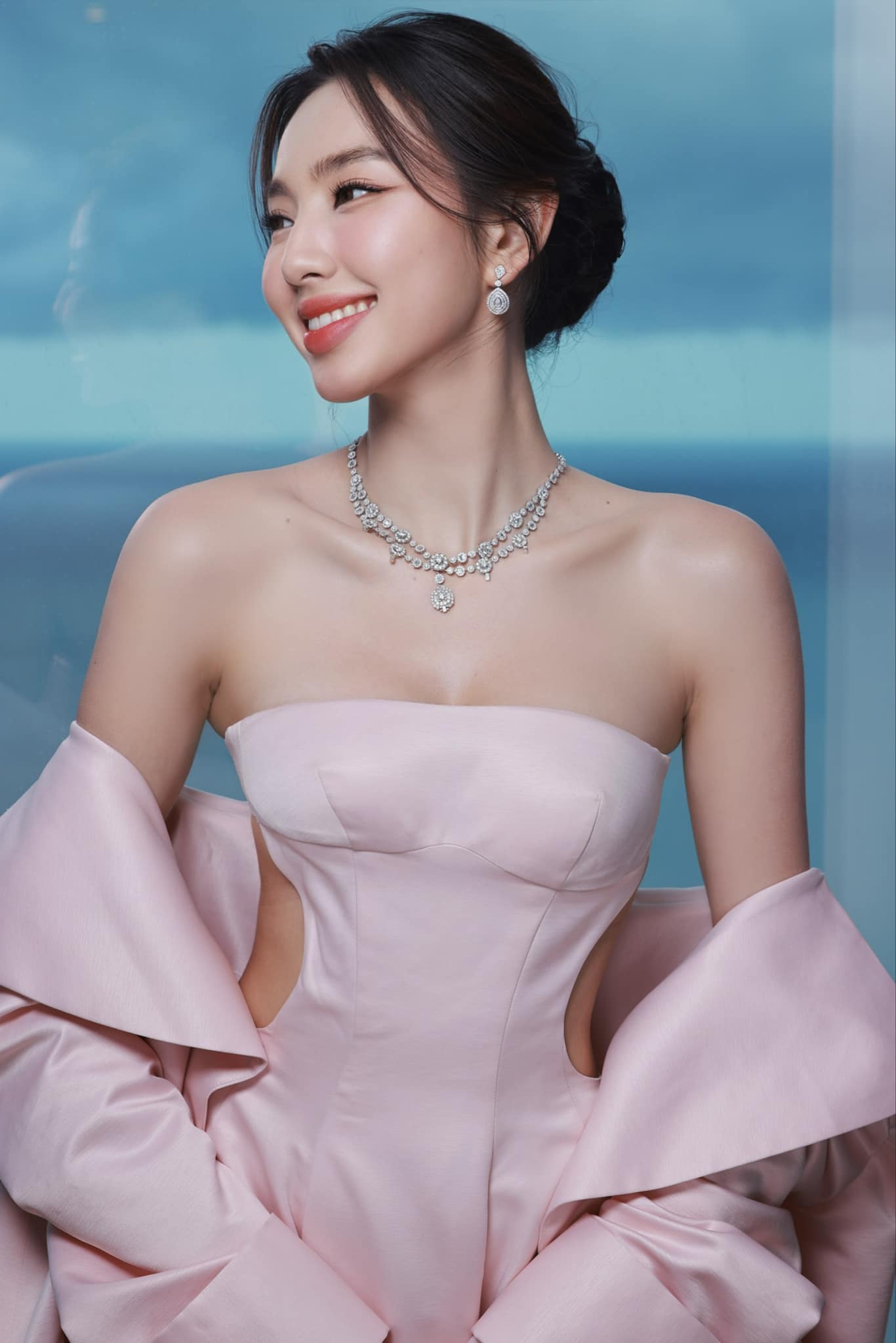 Vợ chồng Trấn Thành nhận giải tại Hàn Quốc, &#34;đọ sắc&#34; cùng ác nữ xinh đẹp nhất màn ảnh - 7
