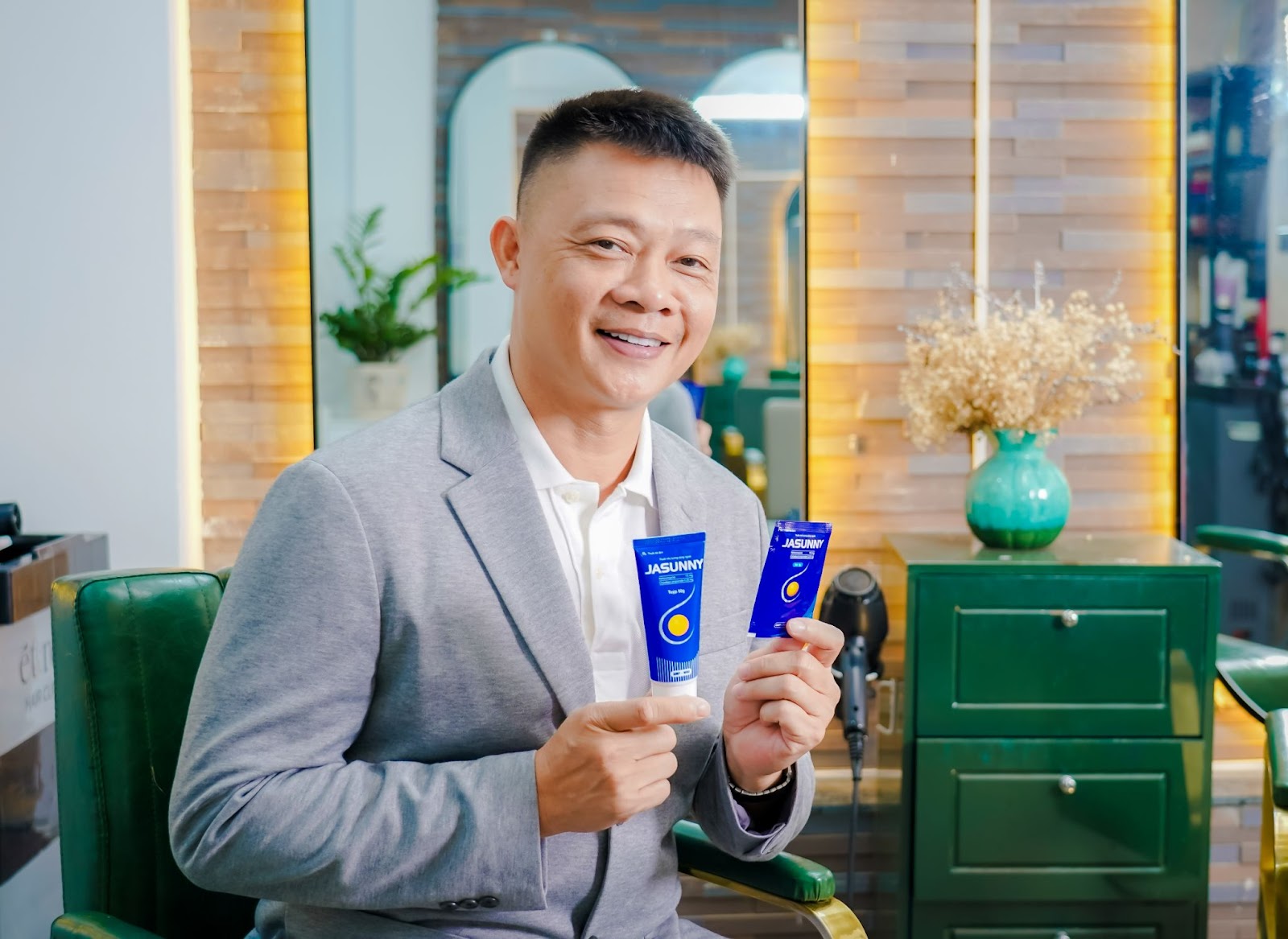 Có thể bạn chưa biết lý do khiến tóc khô xơ, cứng, gàu “trắng đầu” gội mãi không hết! - 3