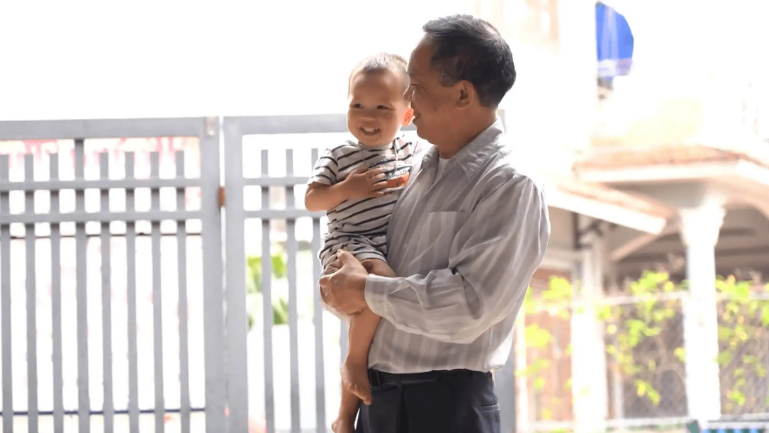 Khổ sở vì cử động khó khăn do thoái hoá cột sống cổ, người thợ mỏ may mắn tìm được cách cứu nguy này - 4