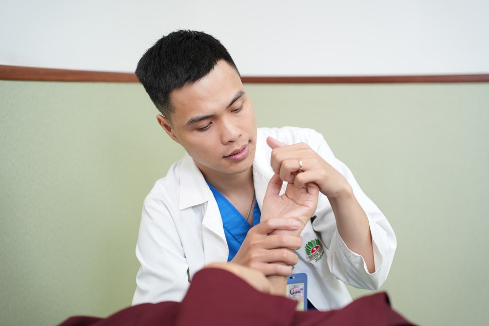 Liệt tay trái sau cú ngã, sư thầy 70 tuổi hồi phục nhanh sau 2 tháng điều trị - 4