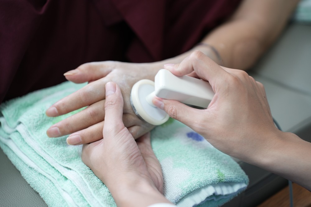 Liệt tay trái sau cú ngã, sư thầy 70 tuổi hồi phục nhanh sau 2 tháng điều trị - 3