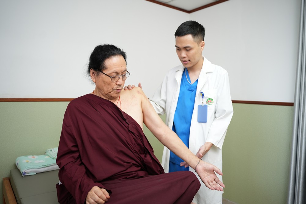 Liệt tay trái sau cú ngã, sư thầy 70 tuổi hồi phục nhanh sau 2 tháng điều trị - 2