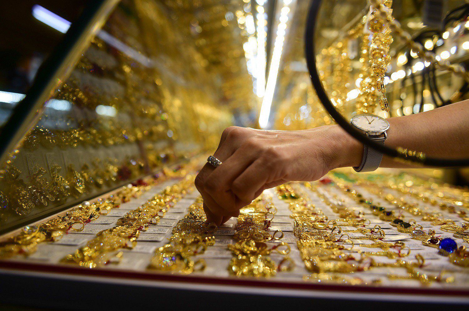 Giá vàng hôm nay 2/11: Đón tin xấu, giá vàng diễn biến ra sao? - 1