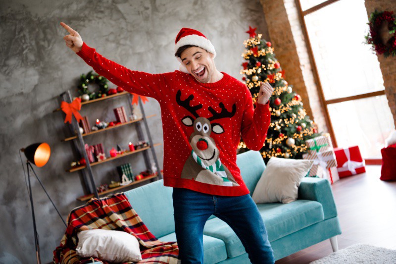 Mách chàng cách mặc áo họa tiết cho mùa Giáng sinh - 1