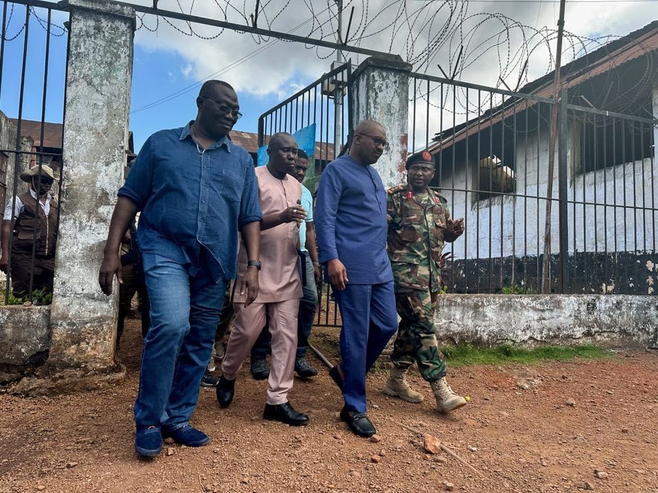 Nhà tù bị bắn rocket, gần 2.000 tù nhân trốn thoát gây rúng động quốc gia Tây Phi - 1