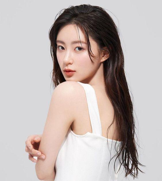 Cách làm xịt tóc nha đam giúp mái tóc bóng mềm - 1