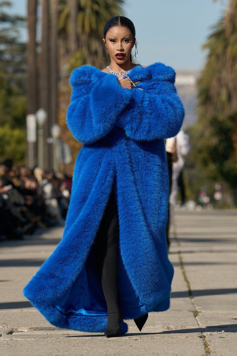 Nữ rapper Cardi B bất ngờ làm người mẫu catwalk cho Balenciaga - 1