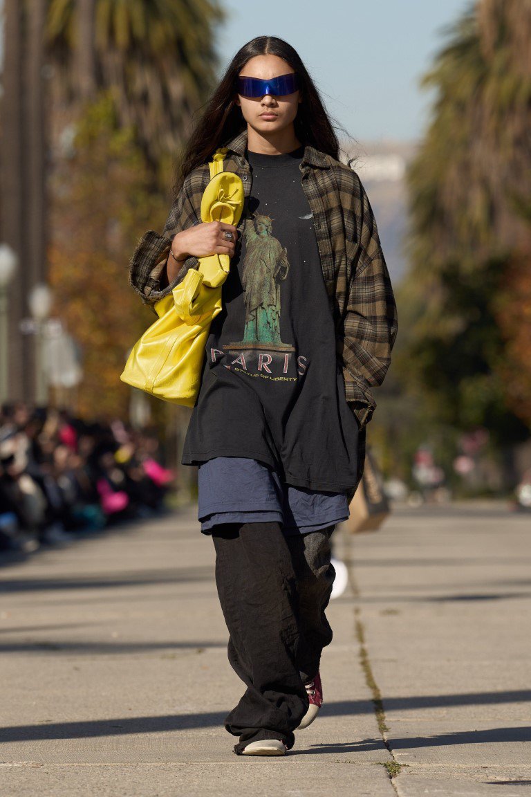 Nữ rapper Cardi B bất ngờ làm người mẫu catwalk cho Balenciaga - 10