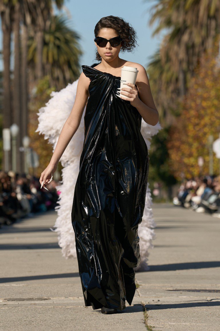 Nữ rapper Cardi B bất ngờ làm người mẫu catwalk cho Balenciaga - 7
