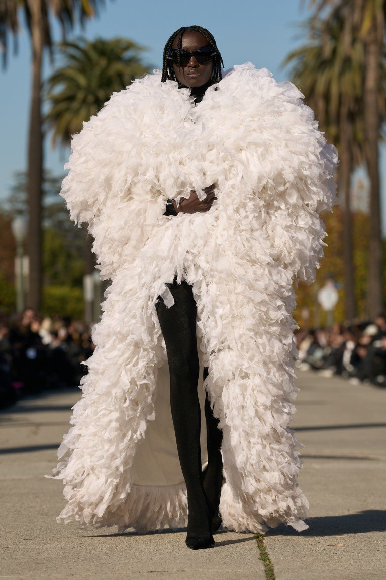 Nữ rapper Cardi B bất ngờ làm người mẫu catwalk cho Balenciaga - 5