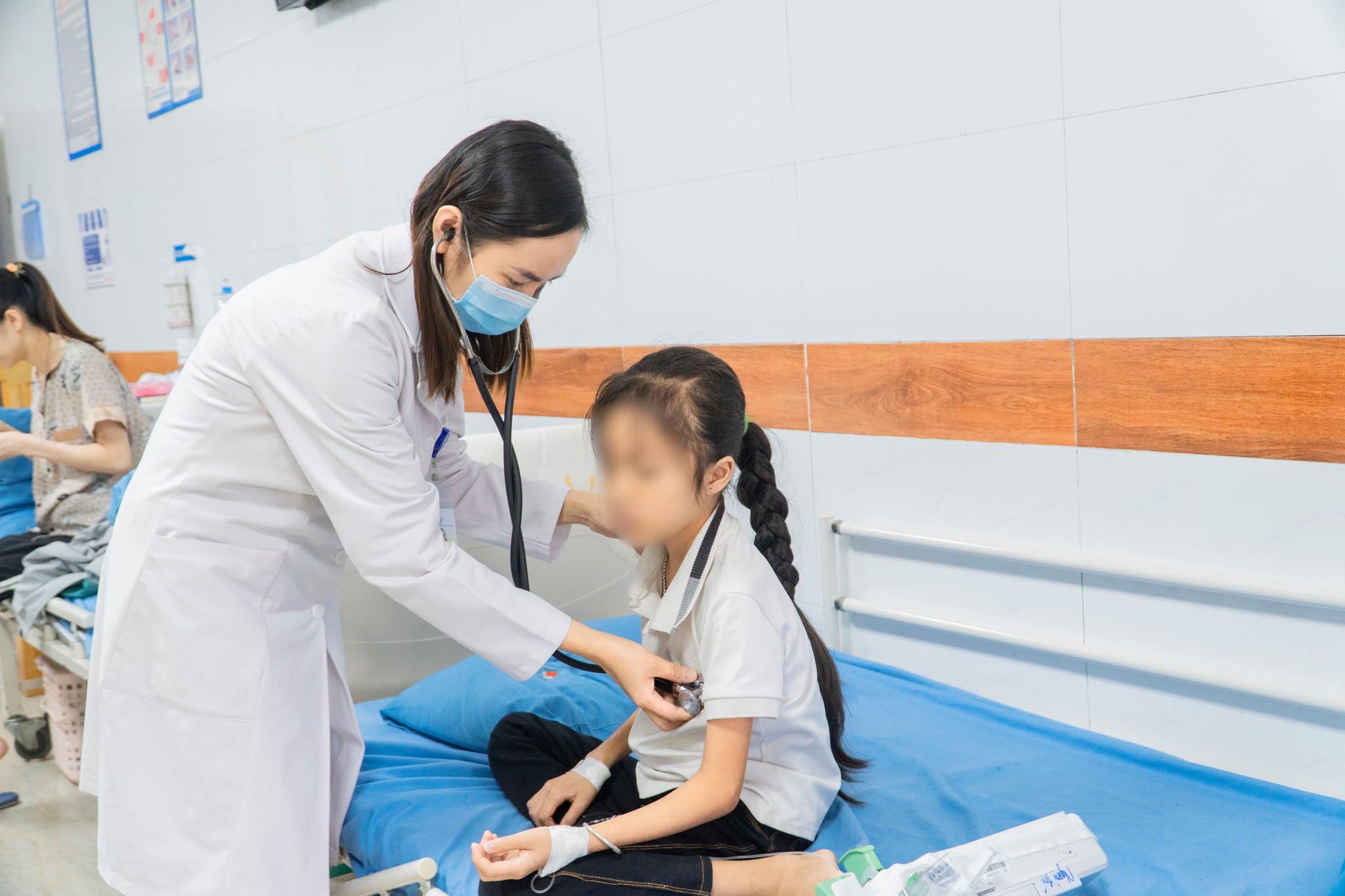 Bé 10 tuổi bị suy đa tạng, nguy kịch sau 7 ngày bị sốt cao - 1