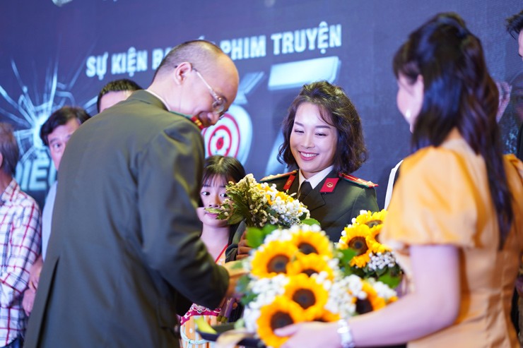 Hà Việt Dũng lấy hot girl dân tộc Thái: "Vợ rất thoải mái khi tôi hay phải đi diễn xa nhà" - 4