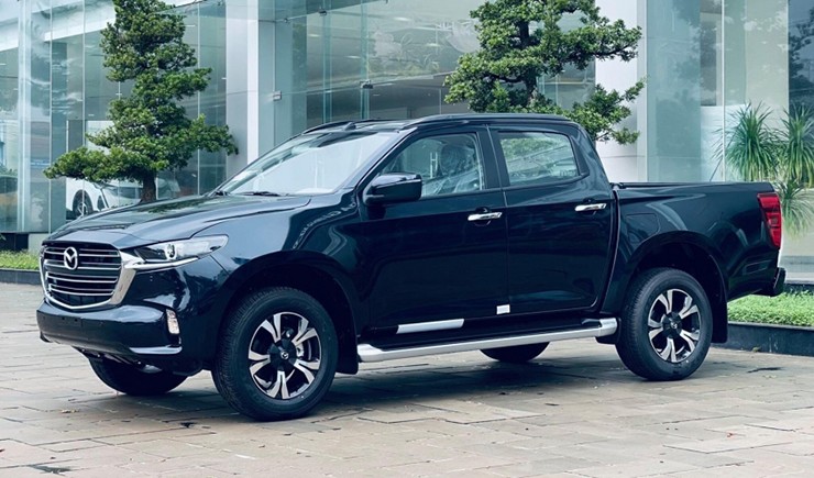 Đại lý chào bán Mazda BT-50 với giá rẻ ngang Toyota Vios - 1
