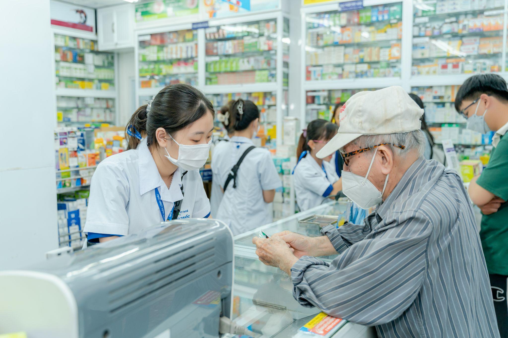 Hành trình tận tâm phục vụ 20 triệu khách hàng của FPT Long Châu - 2