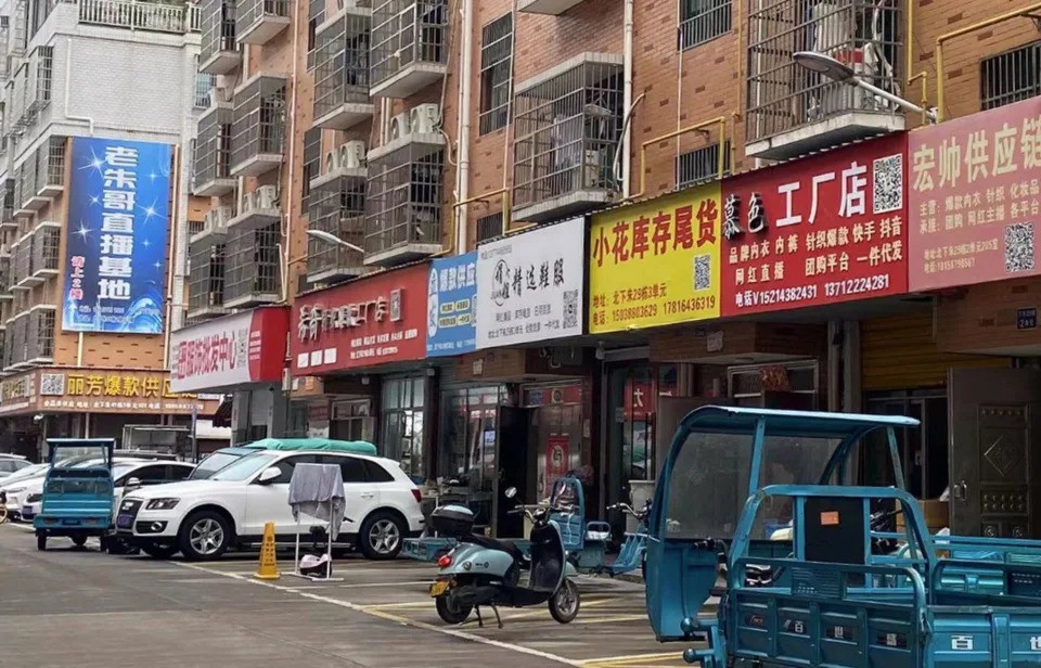 Ước mơ đổi đời tan biến, "chiến thần livestream" lũ lượt rời đi, làng đại gia biến thành "thị trấn ma" - 2