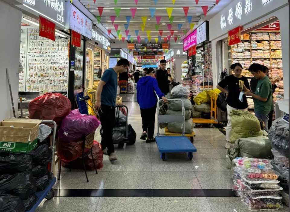 Ước mơ đổi đời tan biến, "chiến thần livestream" lũ lượt rời đi, làng đại gia biến thành "thị trấn ma" - 3