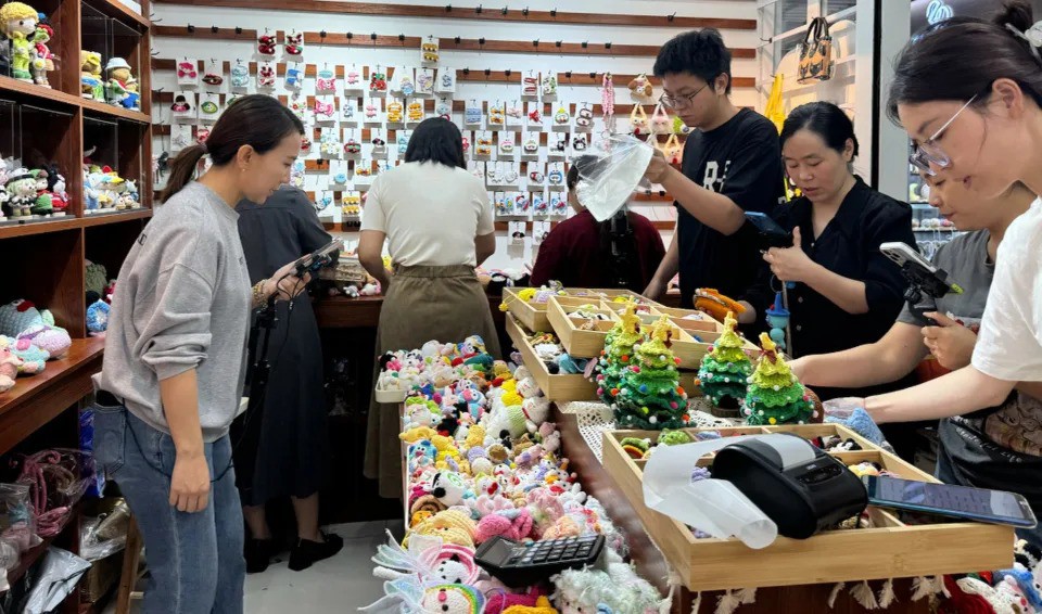 Ước mơ đổi đời tan biến, "chiến thần livestream" lũ lượt rời đi, làng đại gia biến thành "thị trấn ma" - 4