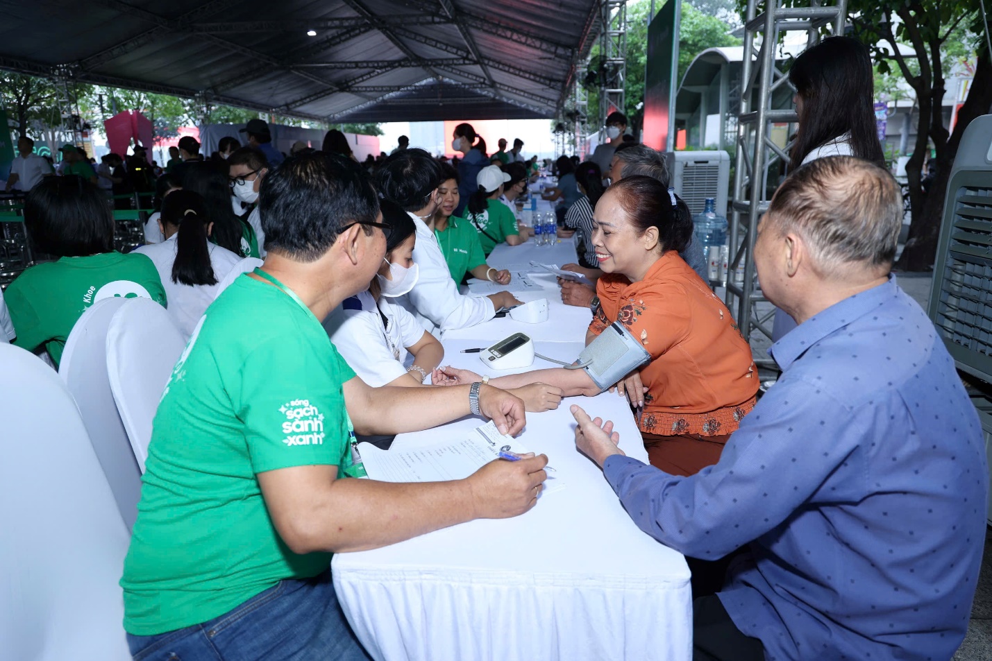 Hành trình “Sống khỏe mỗi ngày” đến TP.HCM, thêm 3.000 người được khám bệnh miễn phí - 2